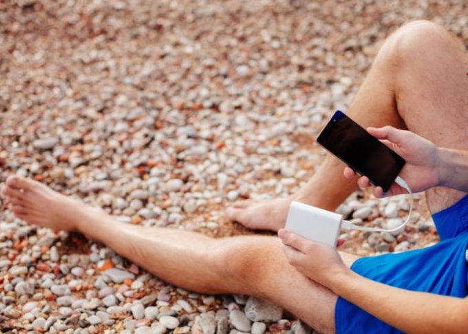 Podczas odpoczynku na plaży powerbank nie chce ładować smartfona
